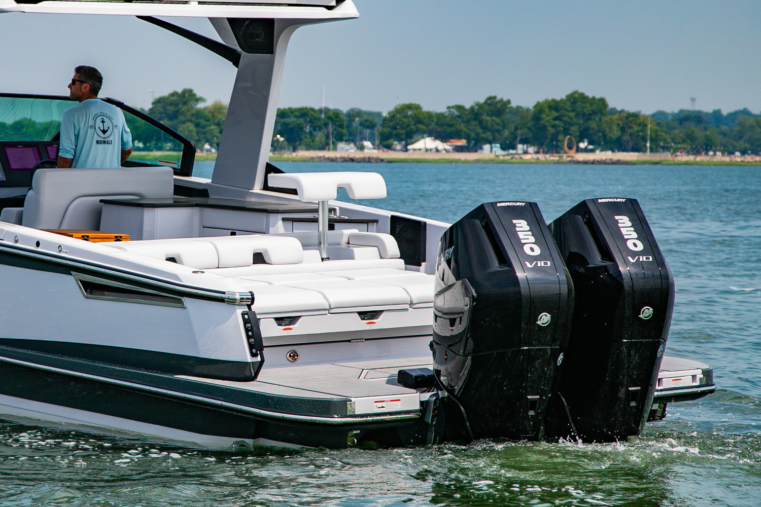 Slide: The Image of Aviara AV32 Outboard 2024 - 13