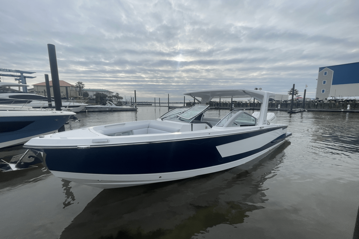 Slide: The Image of Aviara AV32 Outboard 2024 - 35