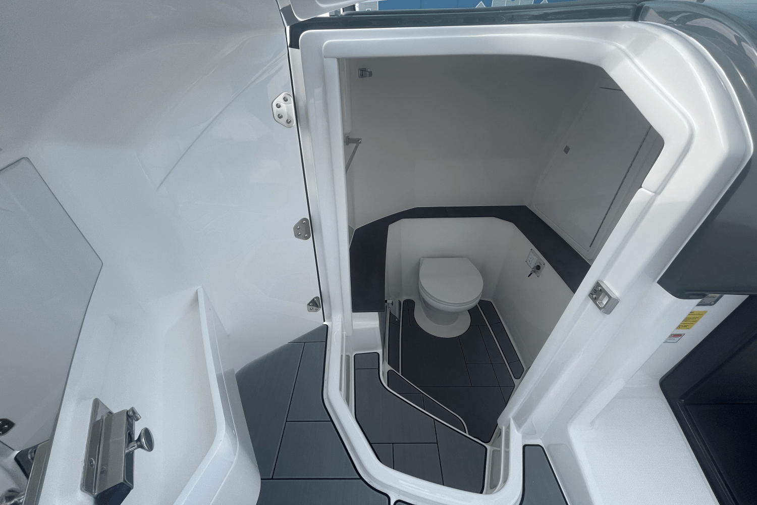 Slide: The Image of Aviara AV32 Outboard 2024 - 38