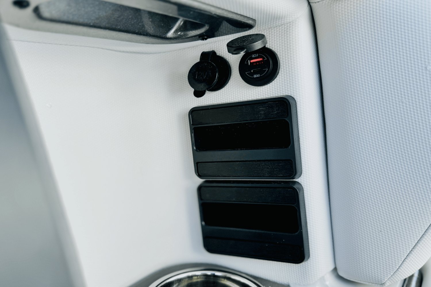 Slide: The Image of Aviara AV32 Outboard 2024 - 38