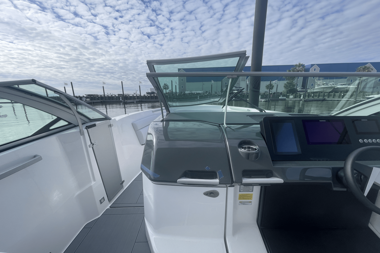 Slide: The Image of Aviara AV32 Outboard 2024 - 39