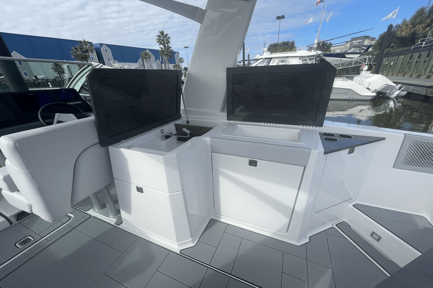 Slide: The Image of Aviara AV32 Outboard 2024 - 40