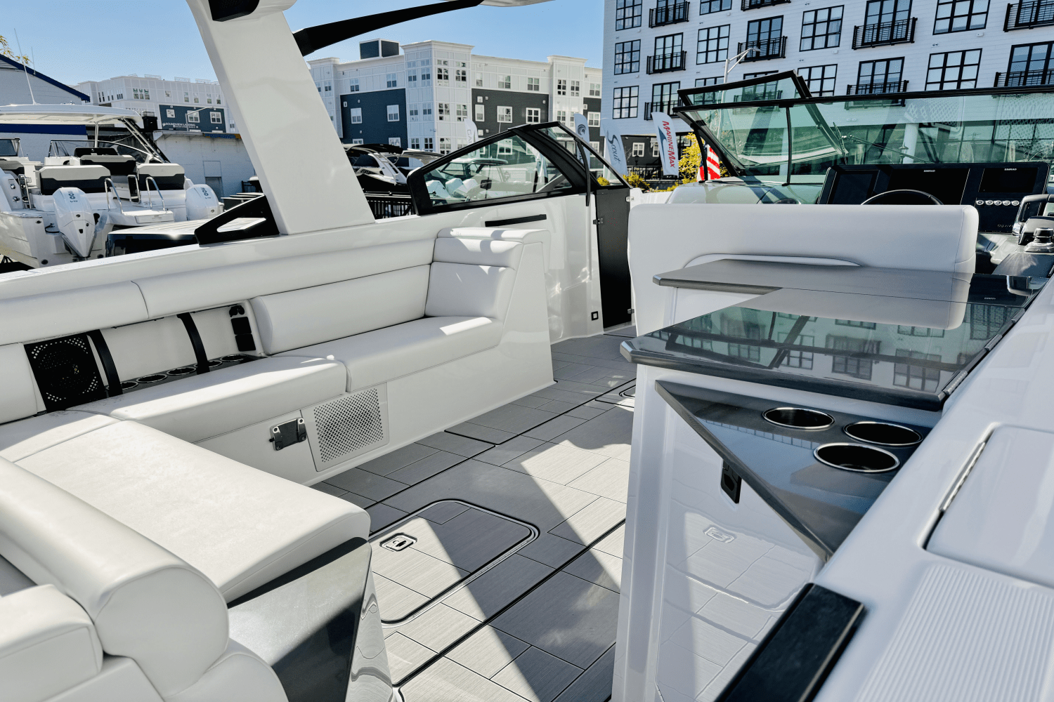 Slide: The Image of Aviara AV32 Outboard 2024 - 41