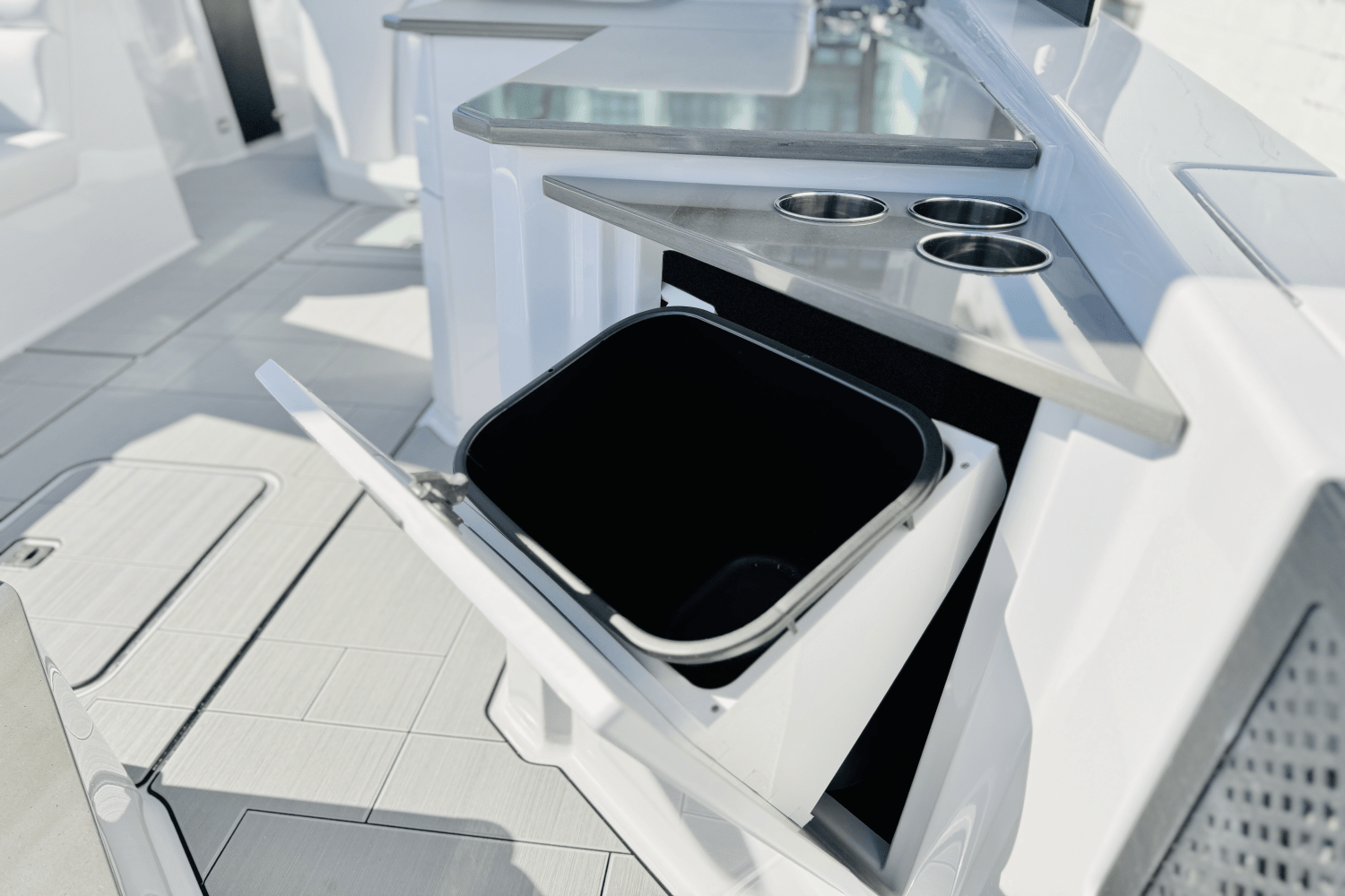 Slide: The Image of Aviara AV32 Outboard 2024 - 42