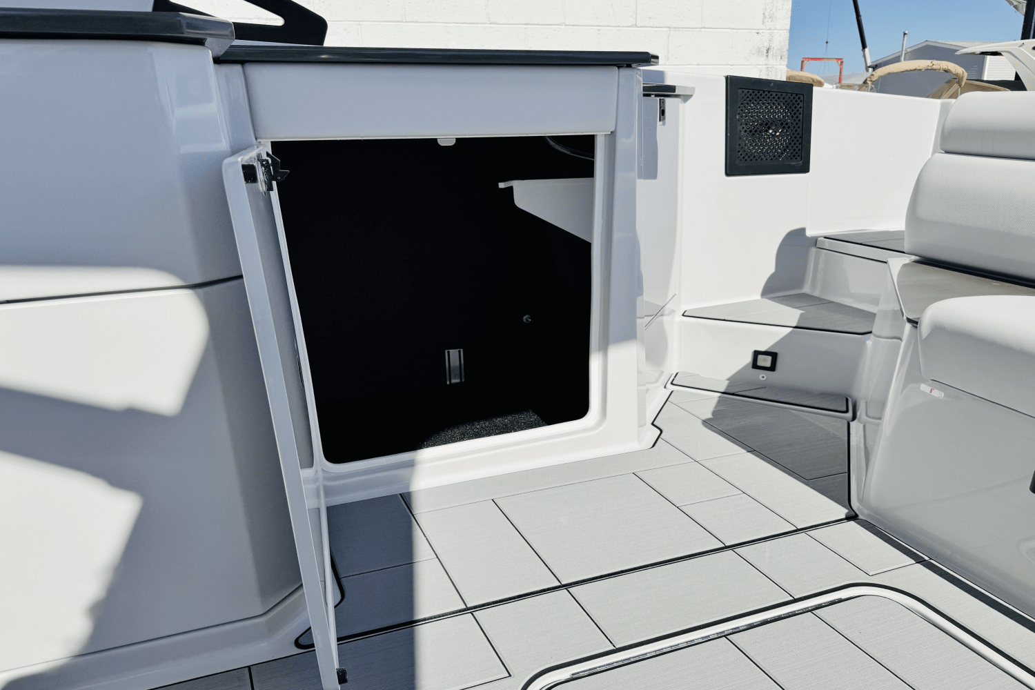 Slide: The Image of Aviara AV32 Outboard 2024 - 44