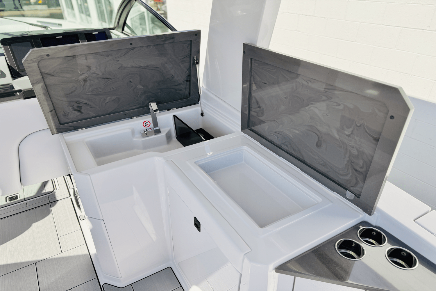 Slide: The Image of Aviara AV32 Outboard 2024 - 46