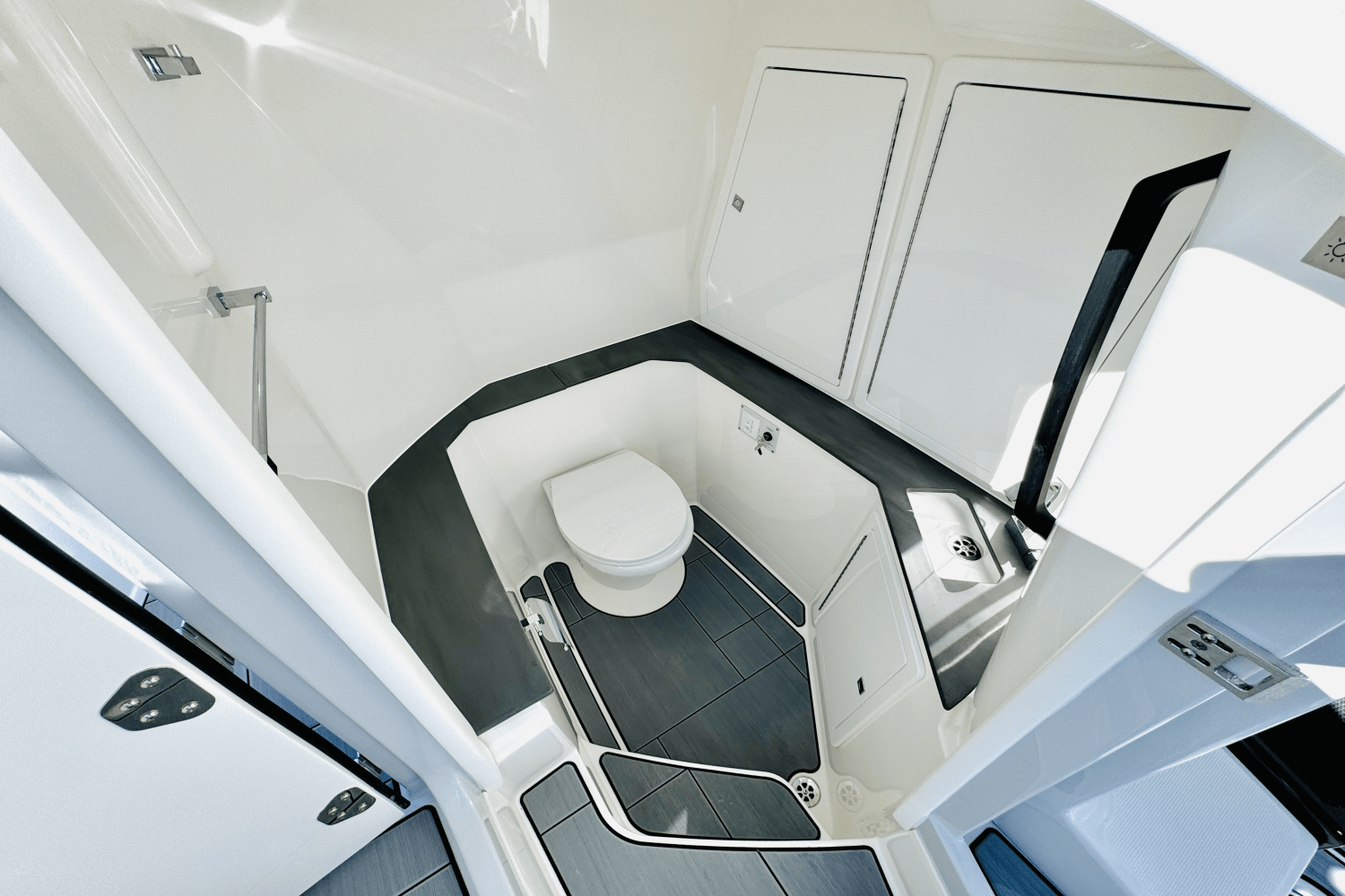 Slide: The Image of Aviara AV32 Outboard 2024 - 53