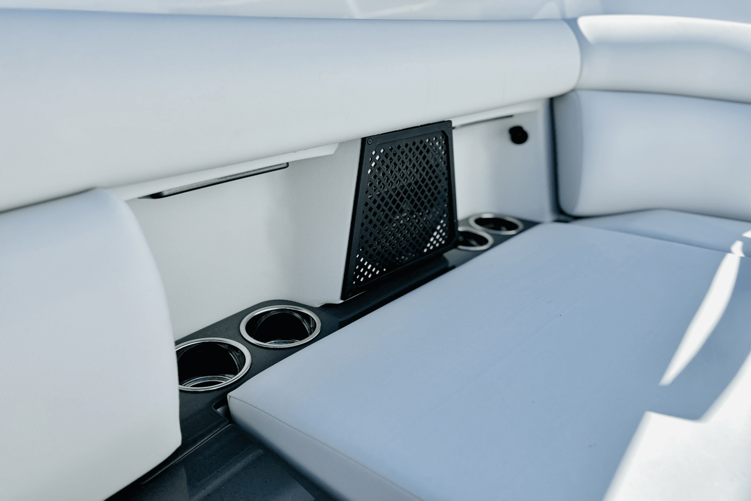 Slide: The Image of Aviara AV32 Outboard 2024 - 67