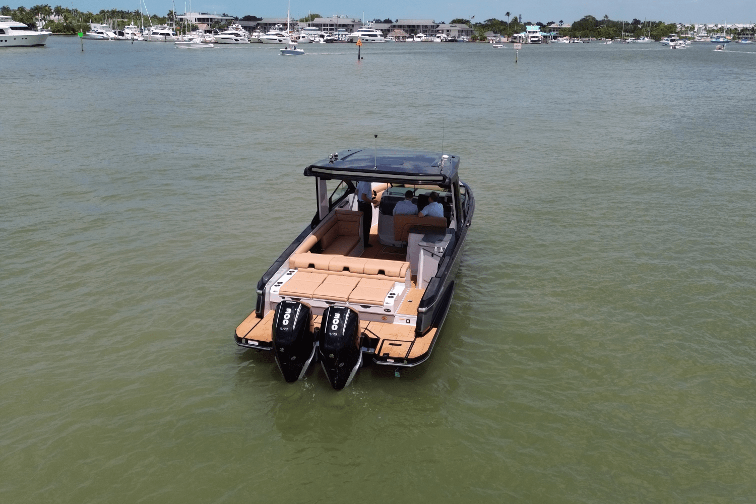 Slide: The Image of Aviara AV32 Outboard 2025 - 1