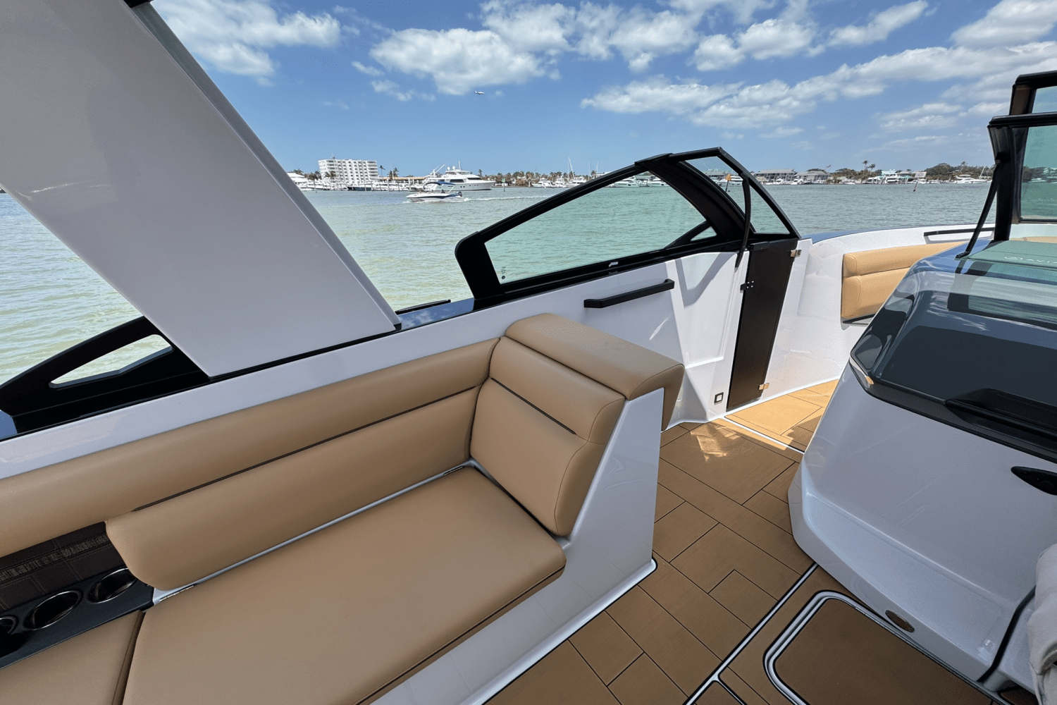 Slide: The Image of Aviara AV32 Outboard 2025 - 10