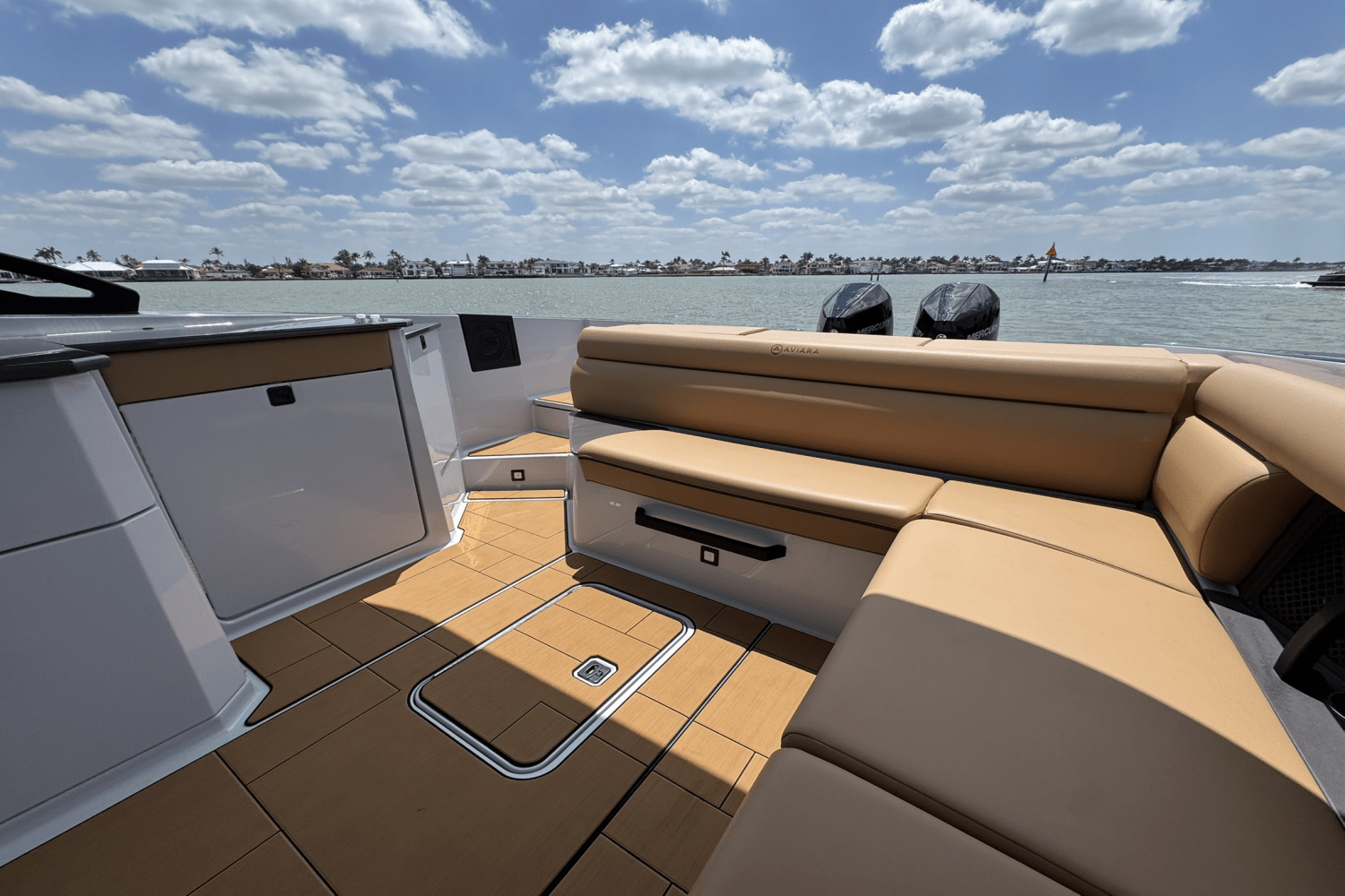 Slide: The Image of Aviara AV32 Outboard 2025 - 11