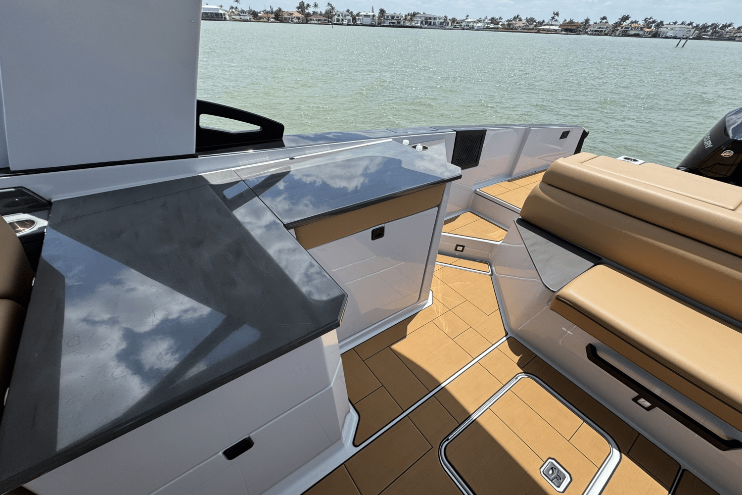 Slide: The Image of Aviara AV32 Outboard 2025 - 12