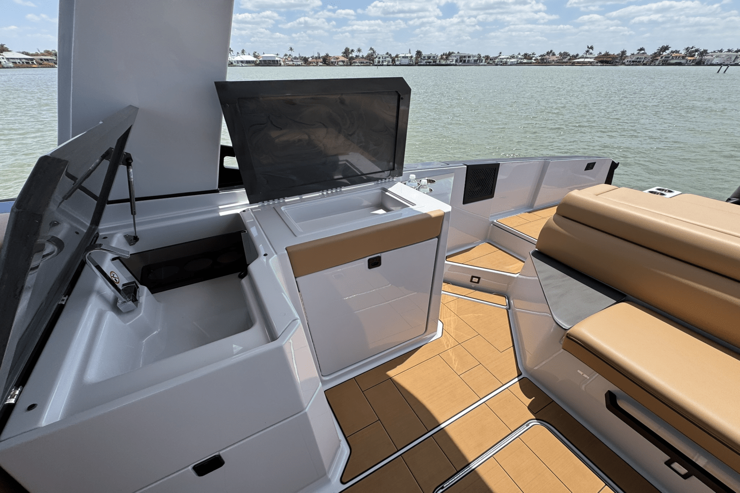 Slide: The Image of Aviara AV32 Outboard 2025 - 13