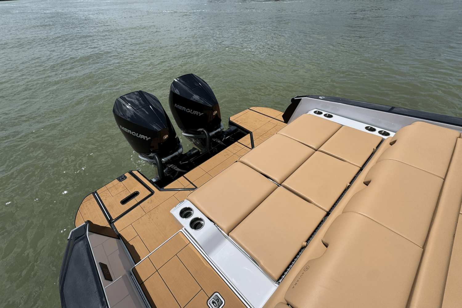 Slide: The Image of Aviara AV32 Outboard 2025 - 15