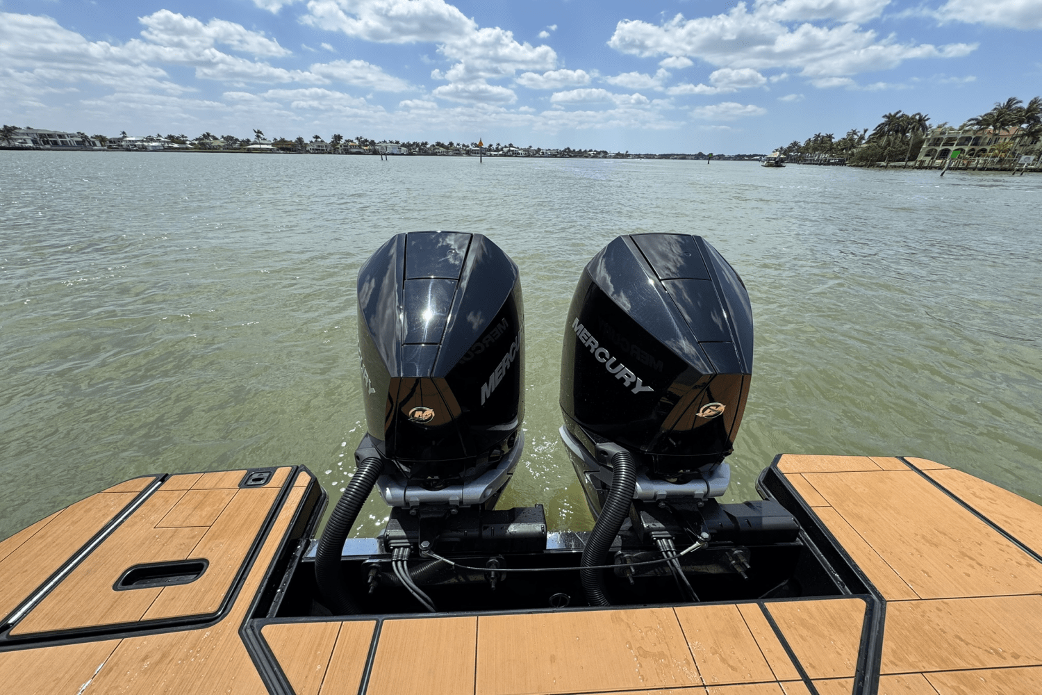 Slide: The Image of Aviara AV32 Outboard 2025 - 16