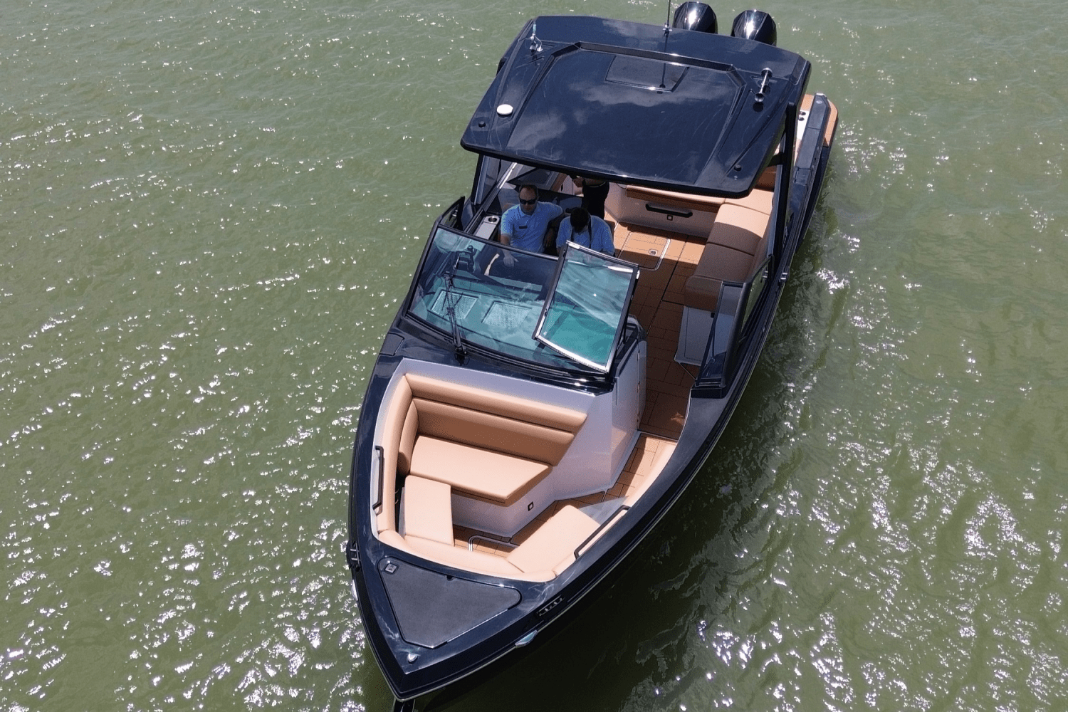 Slide: The Image of Aviara AV32 Outboard 2025 - 4