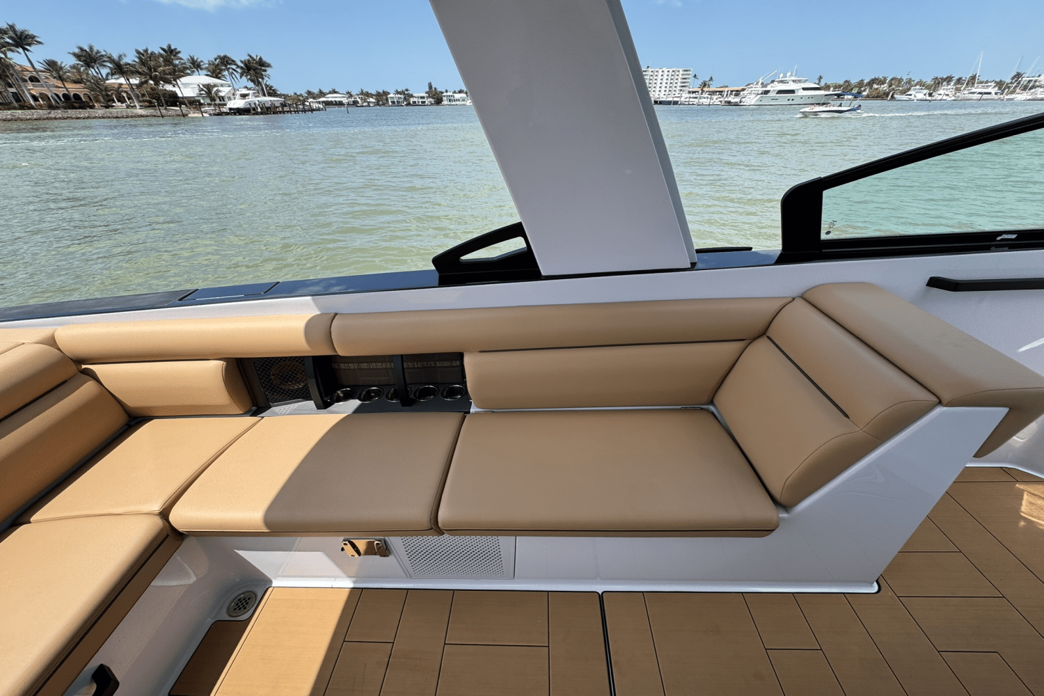 Slide: The Image of Aviara AV32 Outboard 2025 - 9