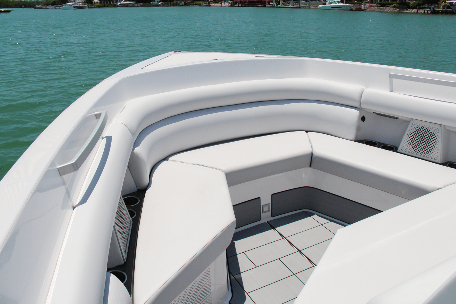 Slide: The Image of Aviara AV40 Outboard 2023 - 11