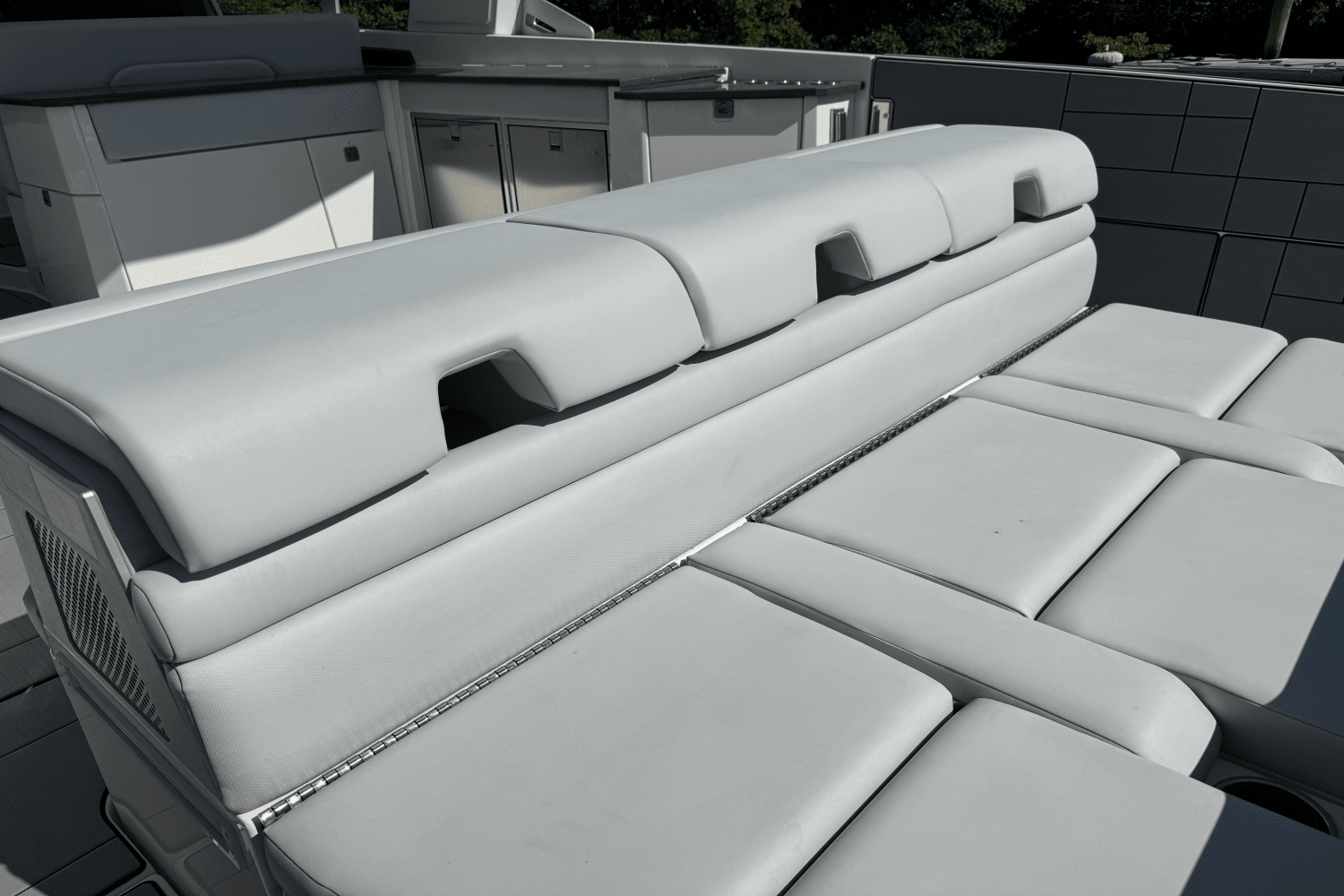Slide: The Image of Aviara AV40 Outboard 2023 - 19
