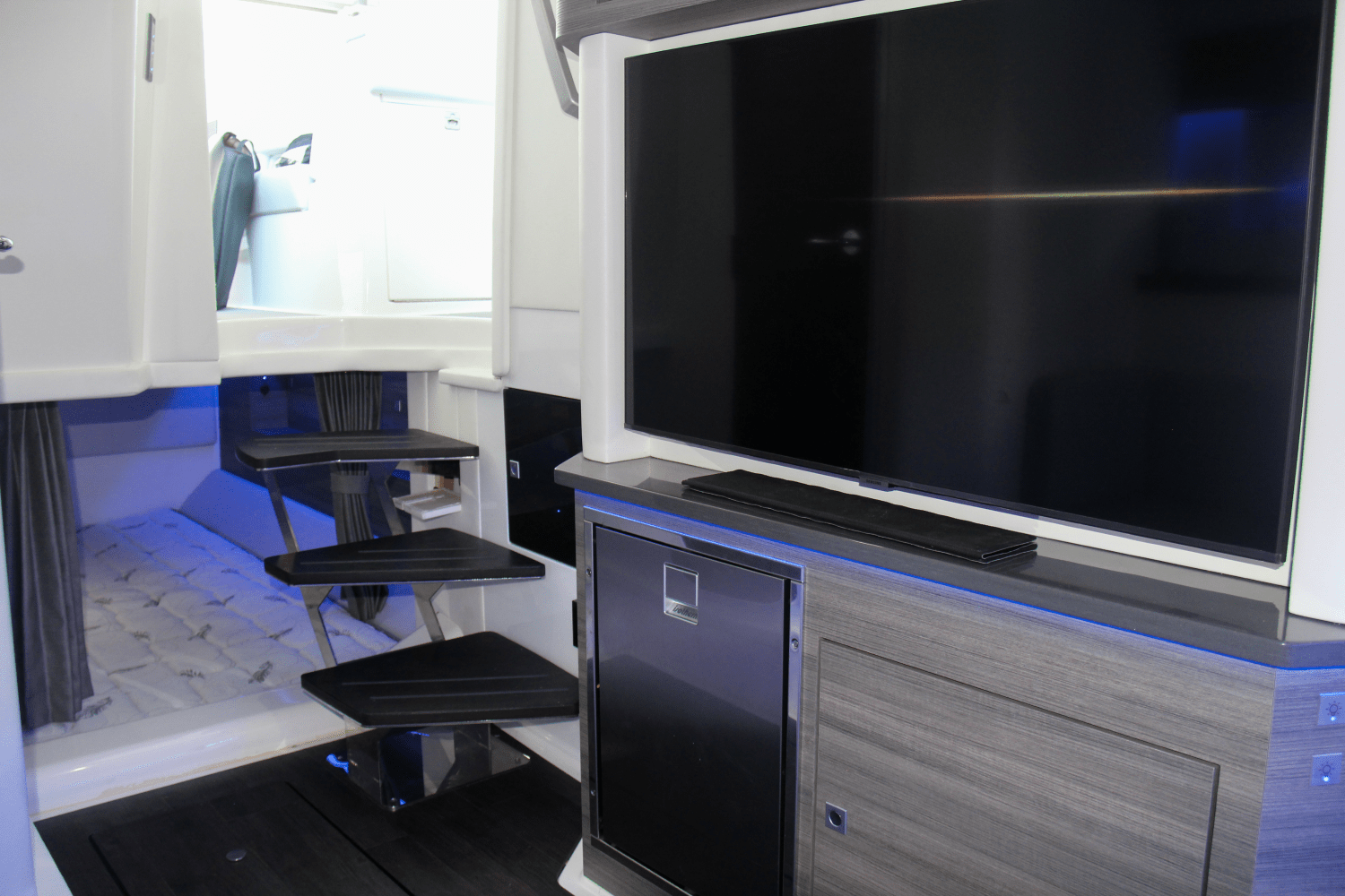 Slide: The Image of Aviara AV40 Outboard 2023 - 21