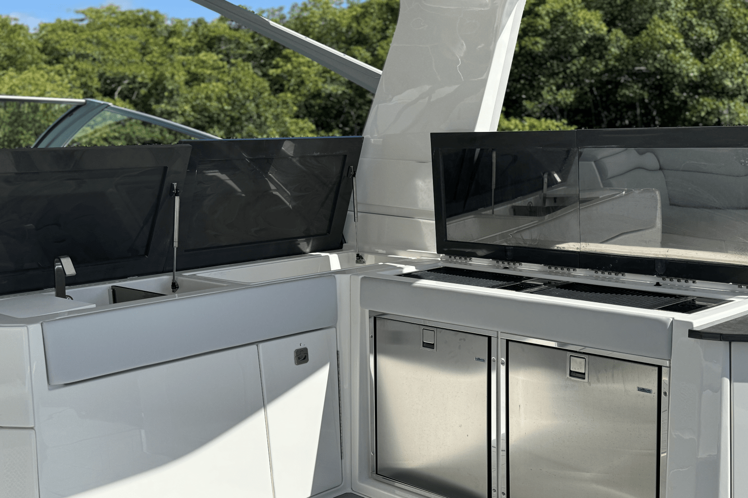 Slide: The Image of Aviara AV40 Outboard 2023 - 25