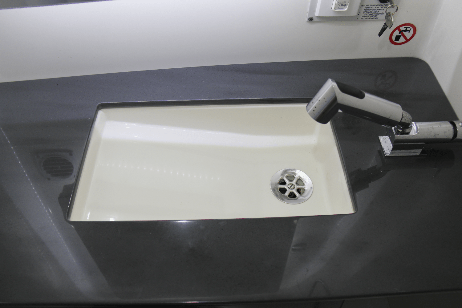 Slide: The Image of Aviara AV40 Outboard 2023 - 26