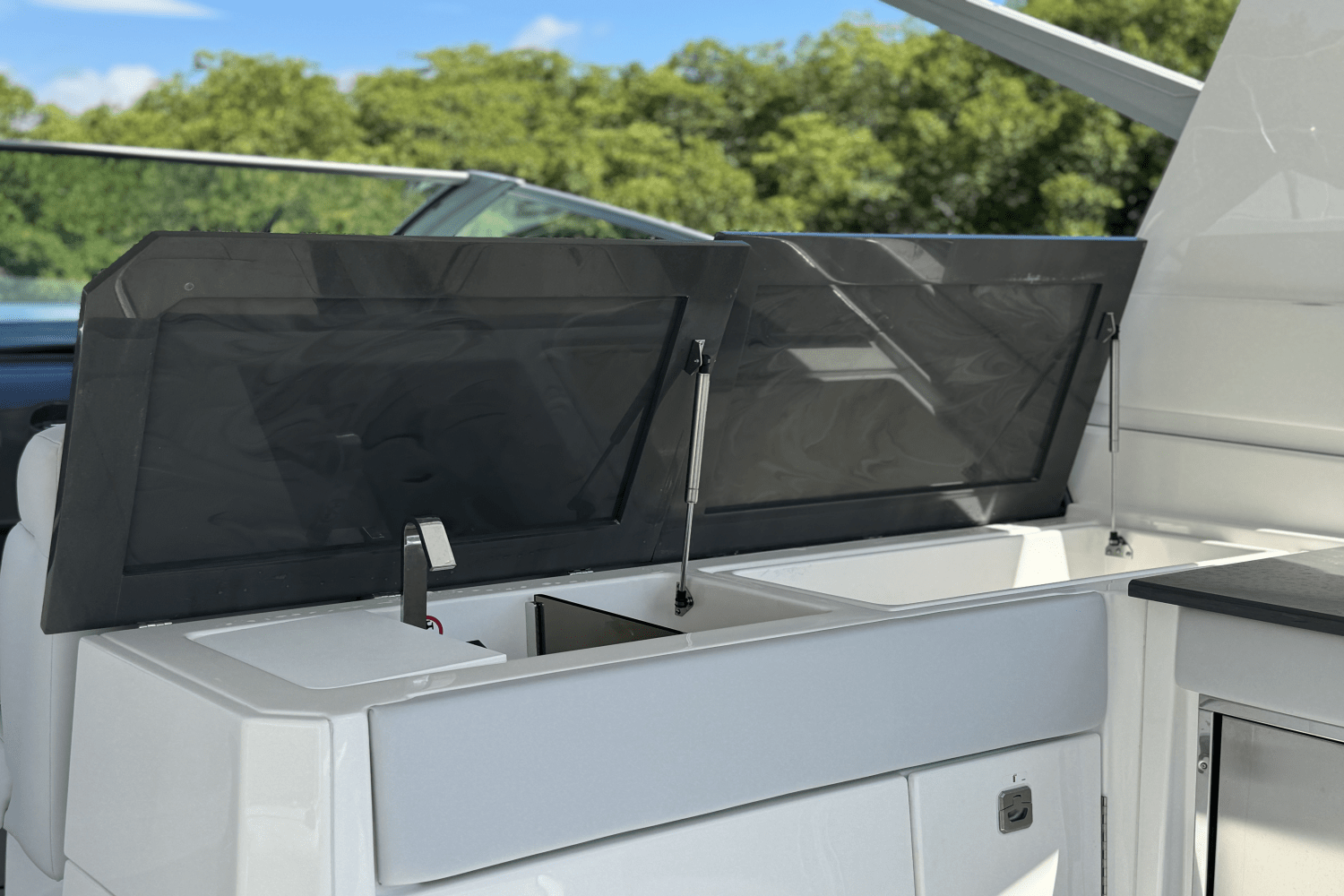 Slide: The Image of Aviara AV40 Outboard 2023 - 26