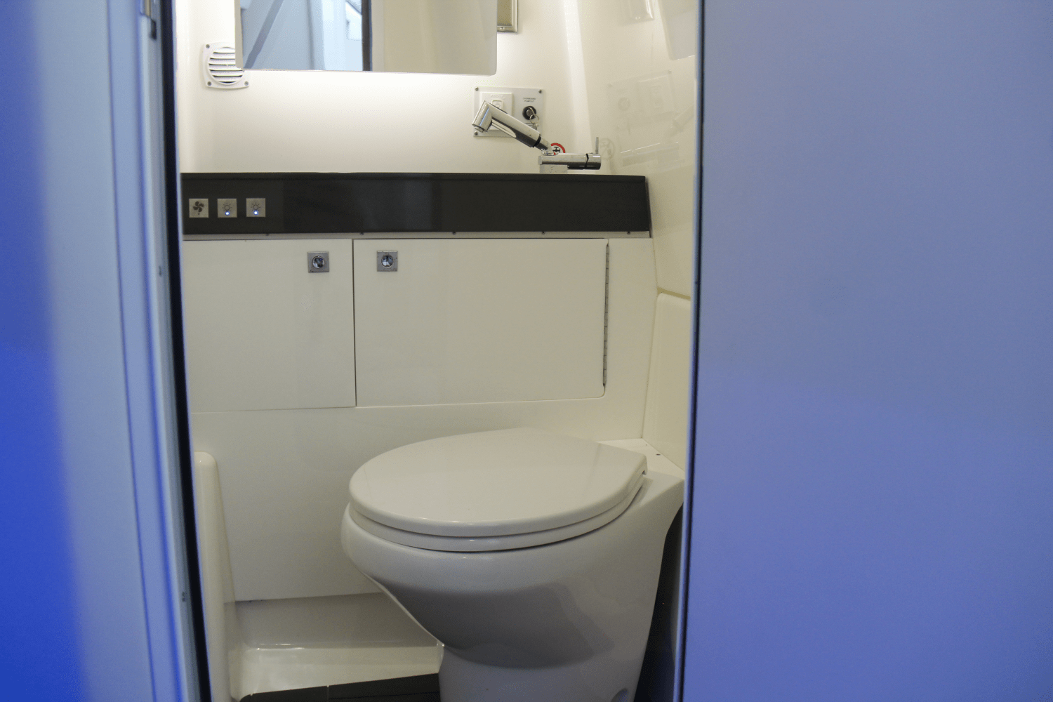 Slide: The Image of Aviara AV40 Outboard 2023 - 27