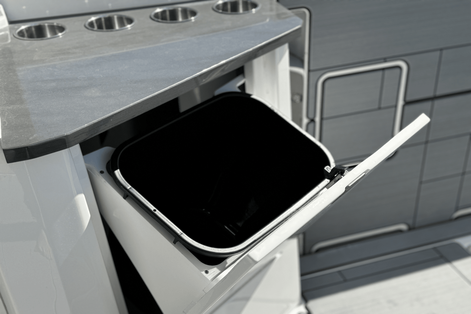 Slide: The Image of Aviara AV40 Outboard 2023 - 27