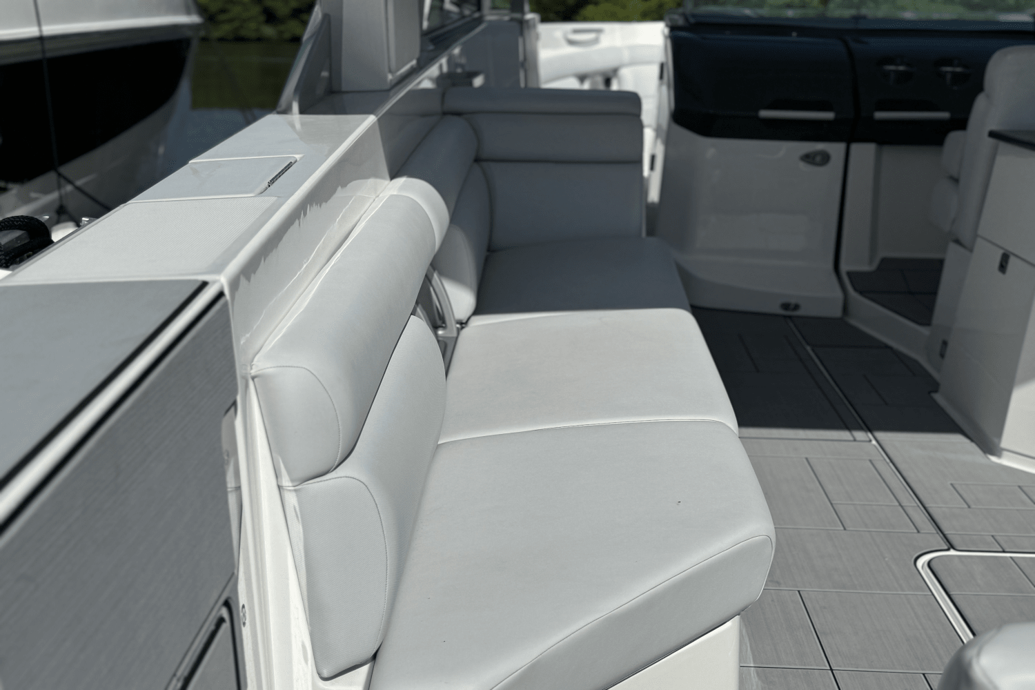 Slide: The Image of Aviara AV40 Outboard 2023 - 28