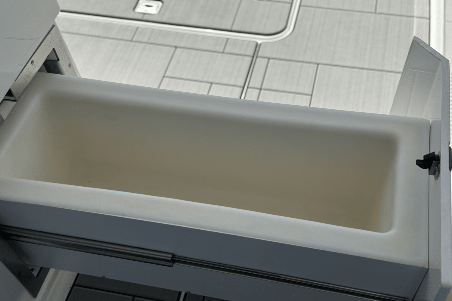 Slide: The Image of Aviara AV40 Outboard 2023 - 30