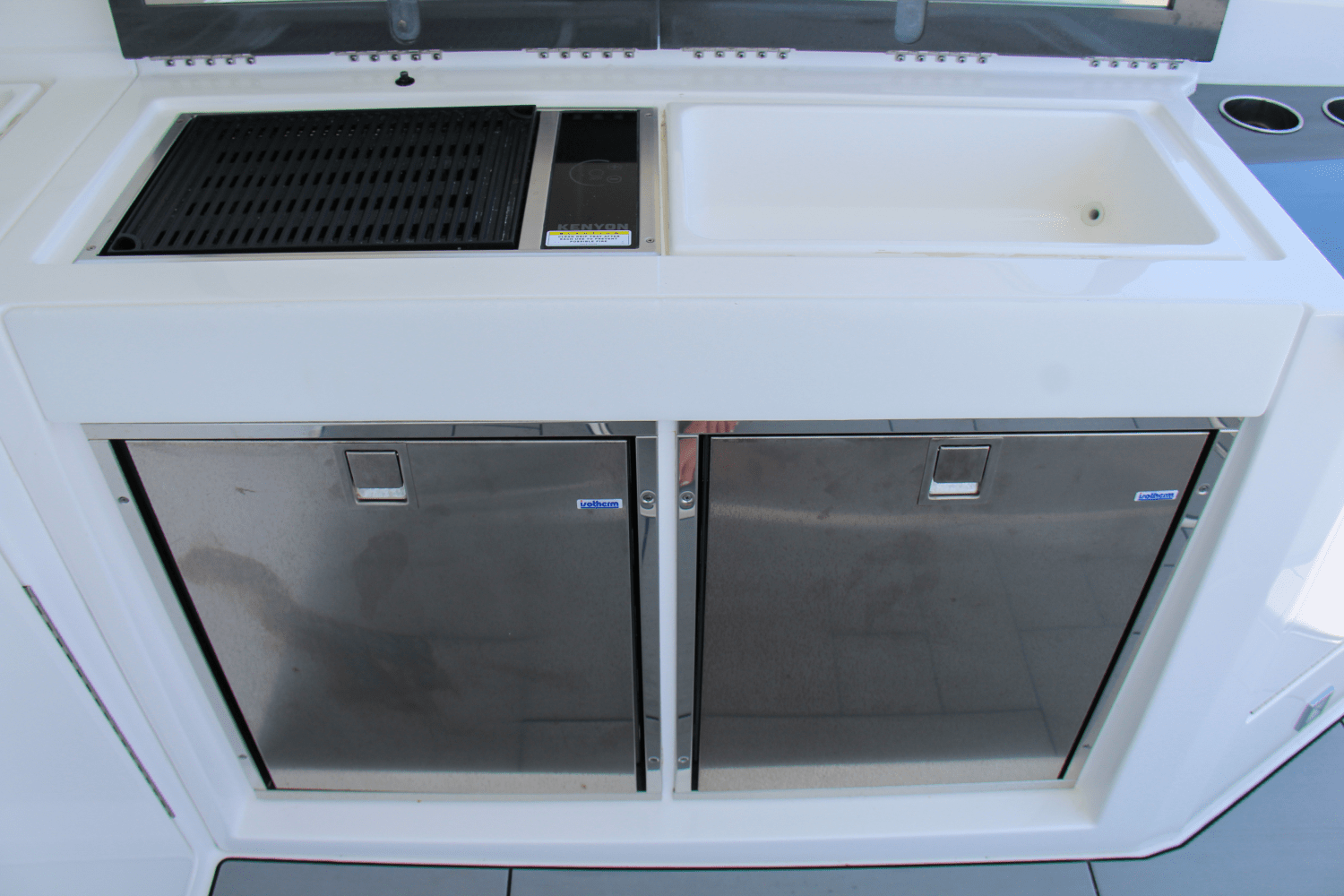 Slide: The Image of Aviara AV40 Outboard 2023 - 32