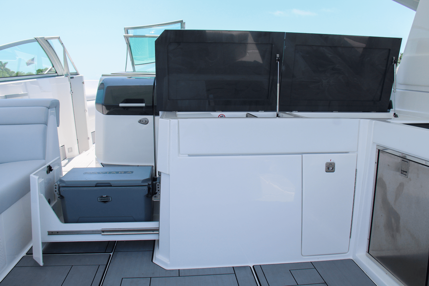 Slide: The Image of Aviara AV40 Outboard 2023 - 35