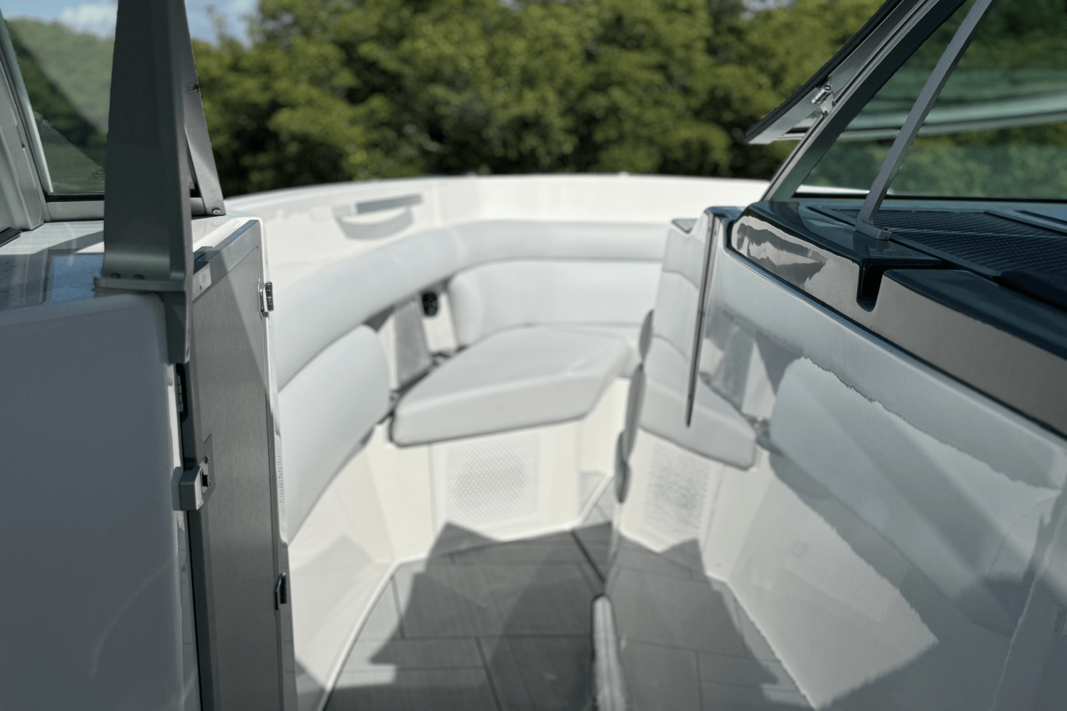 Slide: The Image of Aviara AV40 Outboard 2023 - 37