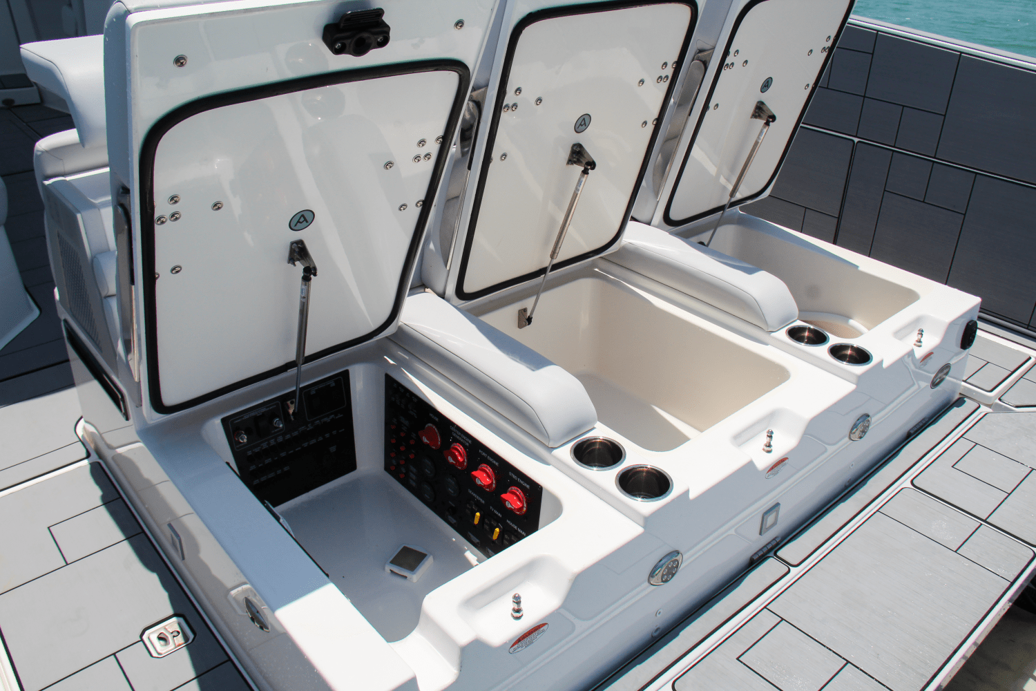 Slide: The Image of Aviara AV40 Outboard 2023 - 38