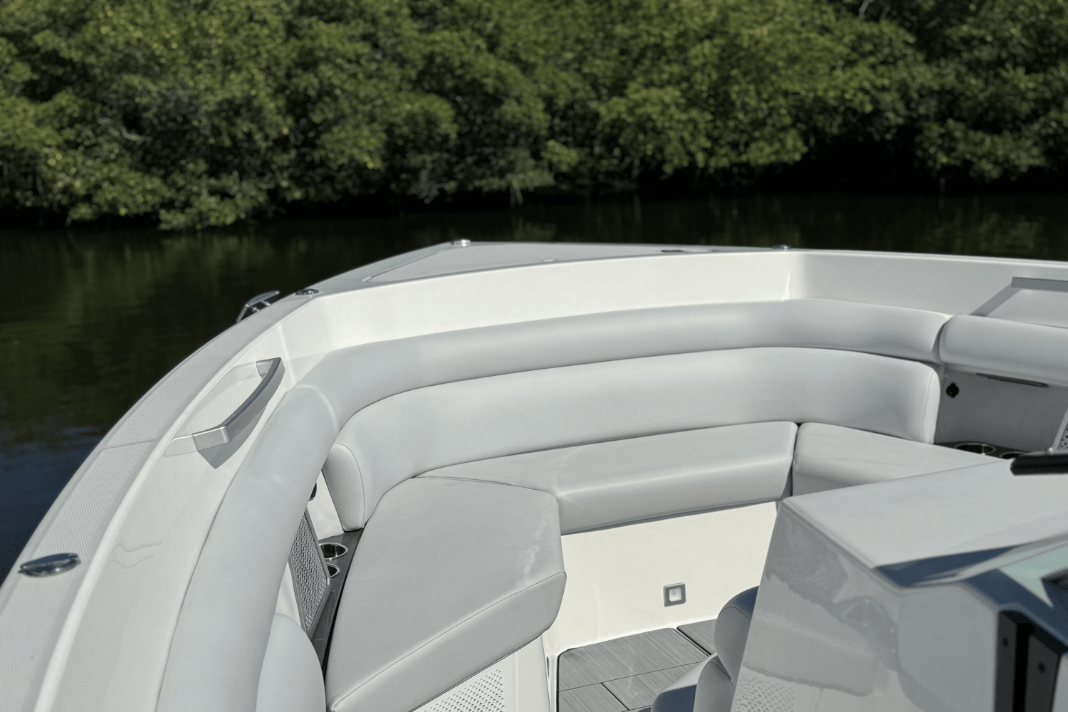 Slide: The Image of Aviara AV40 Outboard 2023 - 38