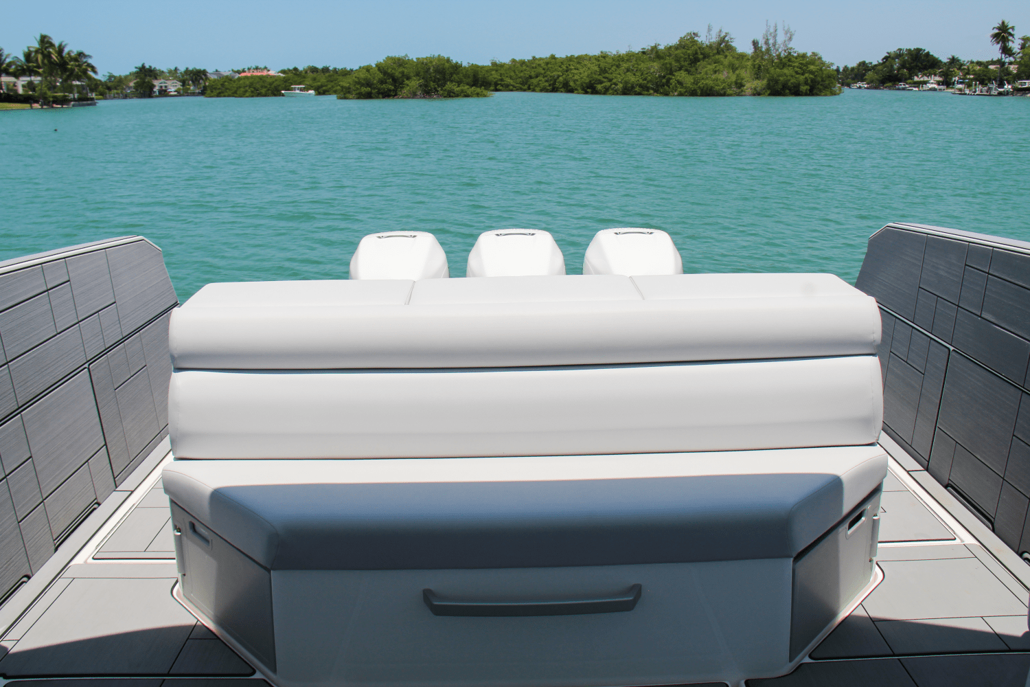 Slide: The Image of Aviara AV40 Outboard 2023 - 40