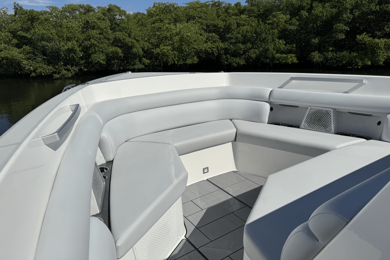 Slide: The Image of Aviara AV40 Outboard 2023 - 40