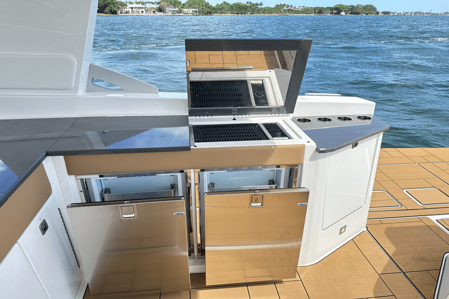 Slide: The Image of Aviara AV40 Outboard 2024 - 20