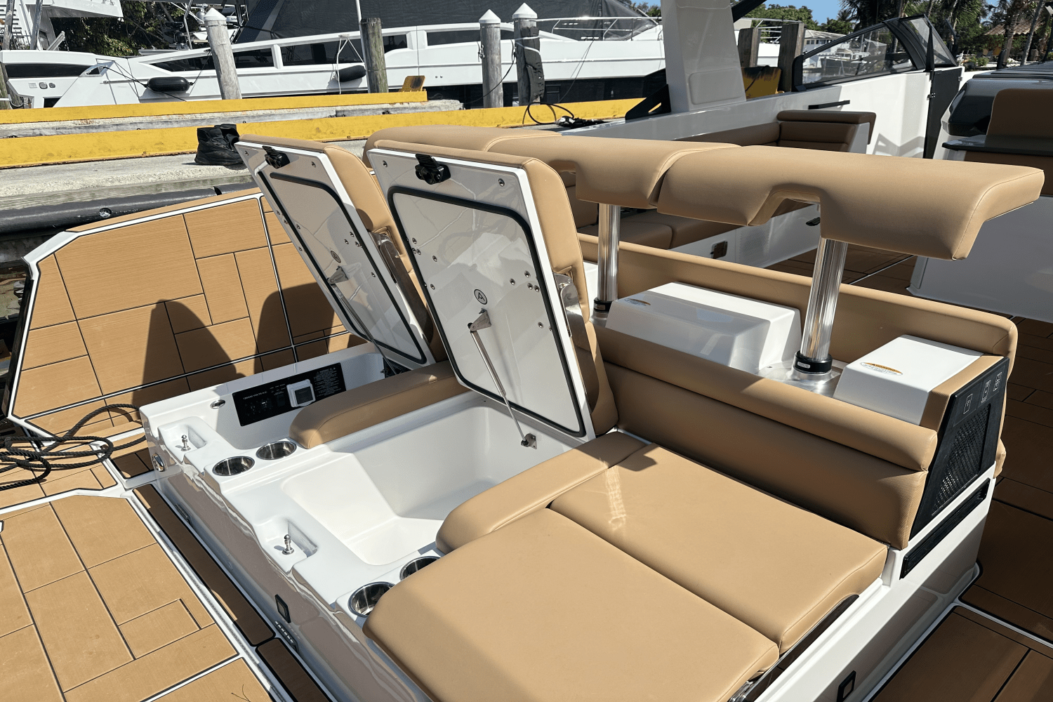Slide: The Image of Aviara AV40 Outboard 2024 - 23