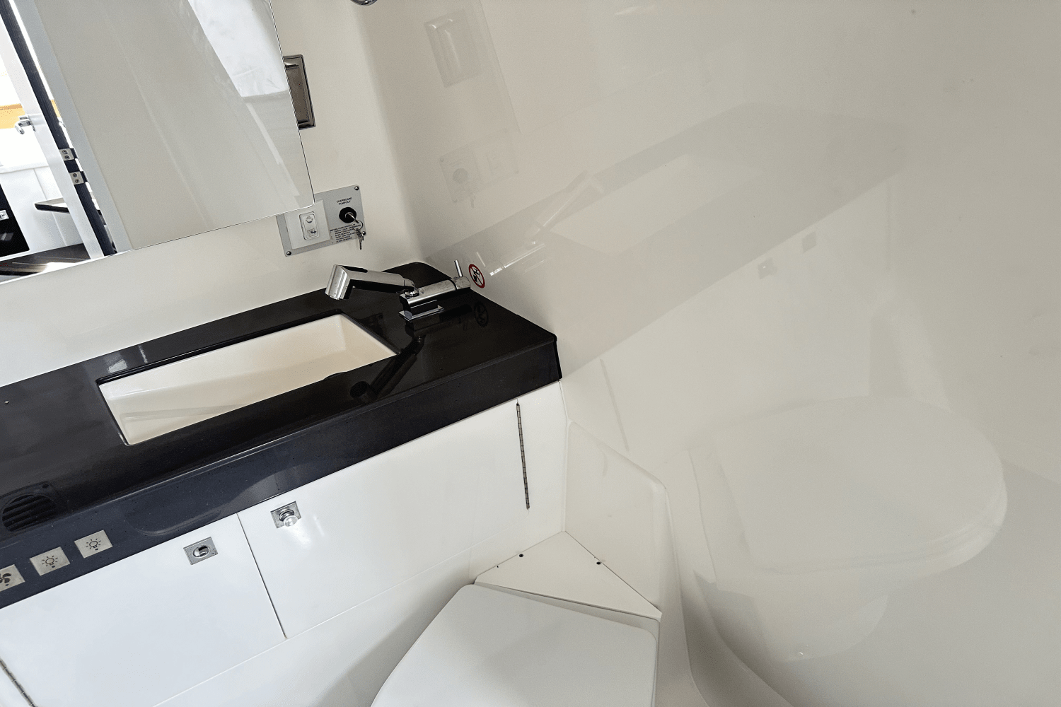 Slide: The Image of Aviara AV40 Outboard 2024 - 27