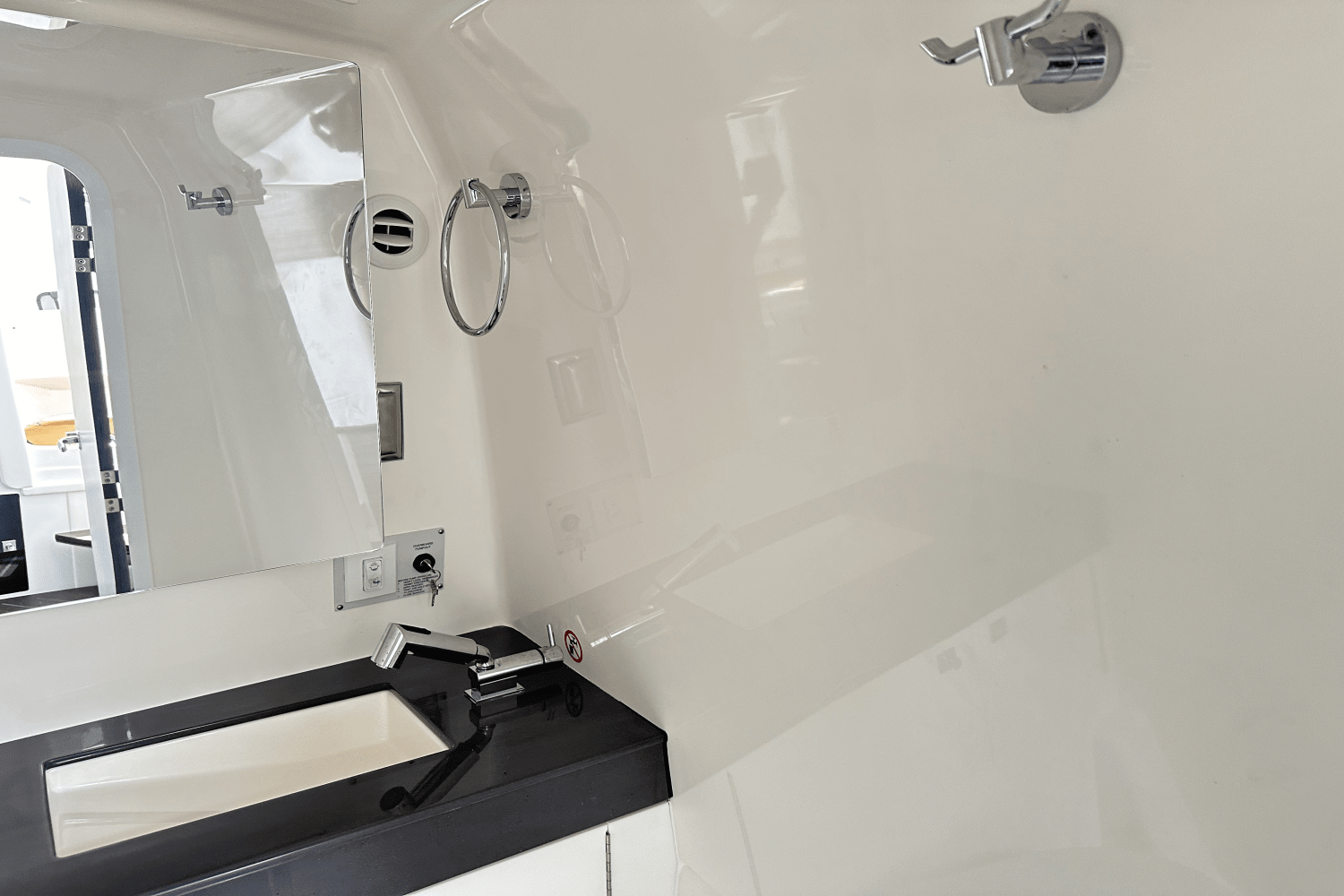 Slide: The Image of Aviara AV40 Outboard 2024 - 28