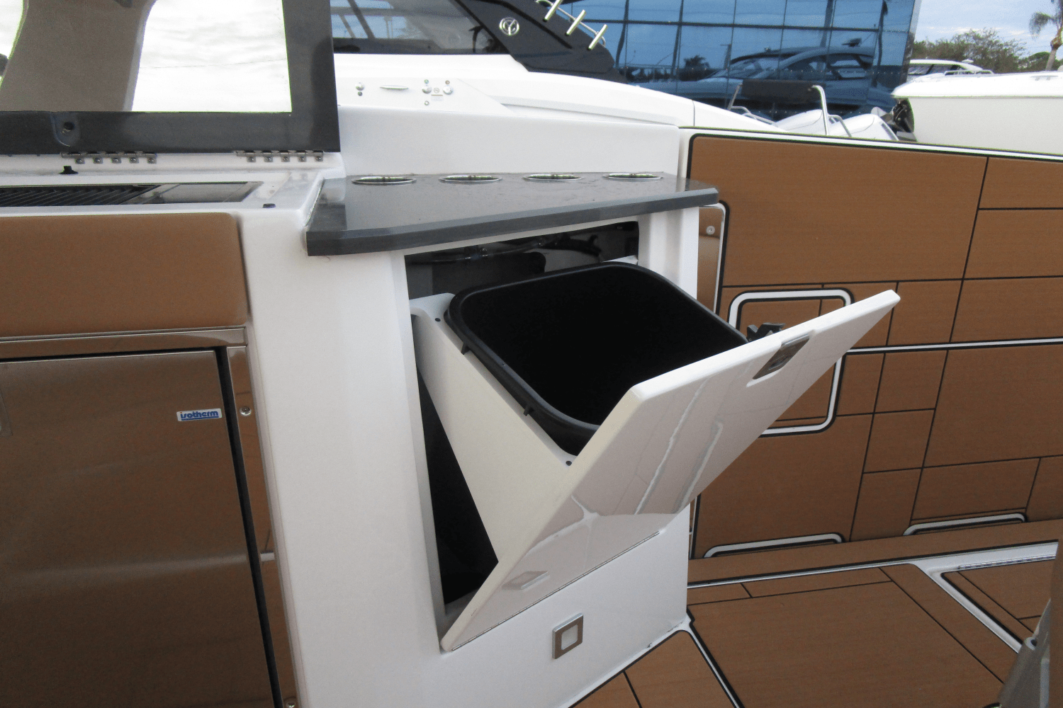 Slide: The Image of Aviara AV40 Outboard 2024 - 37