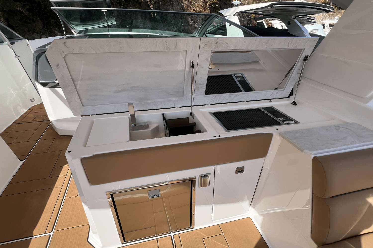 Slide: The Image of Aviara AV40 Outboard 2025 - 12