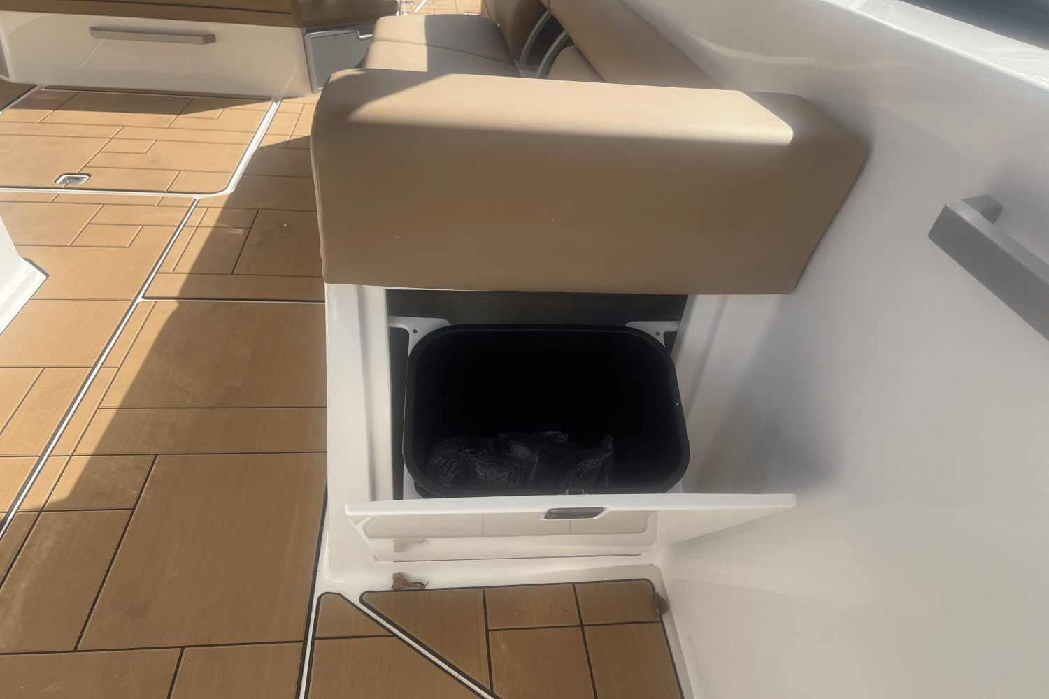 Slide: The Image of Aviara AV40 Outboard 2025 - 16