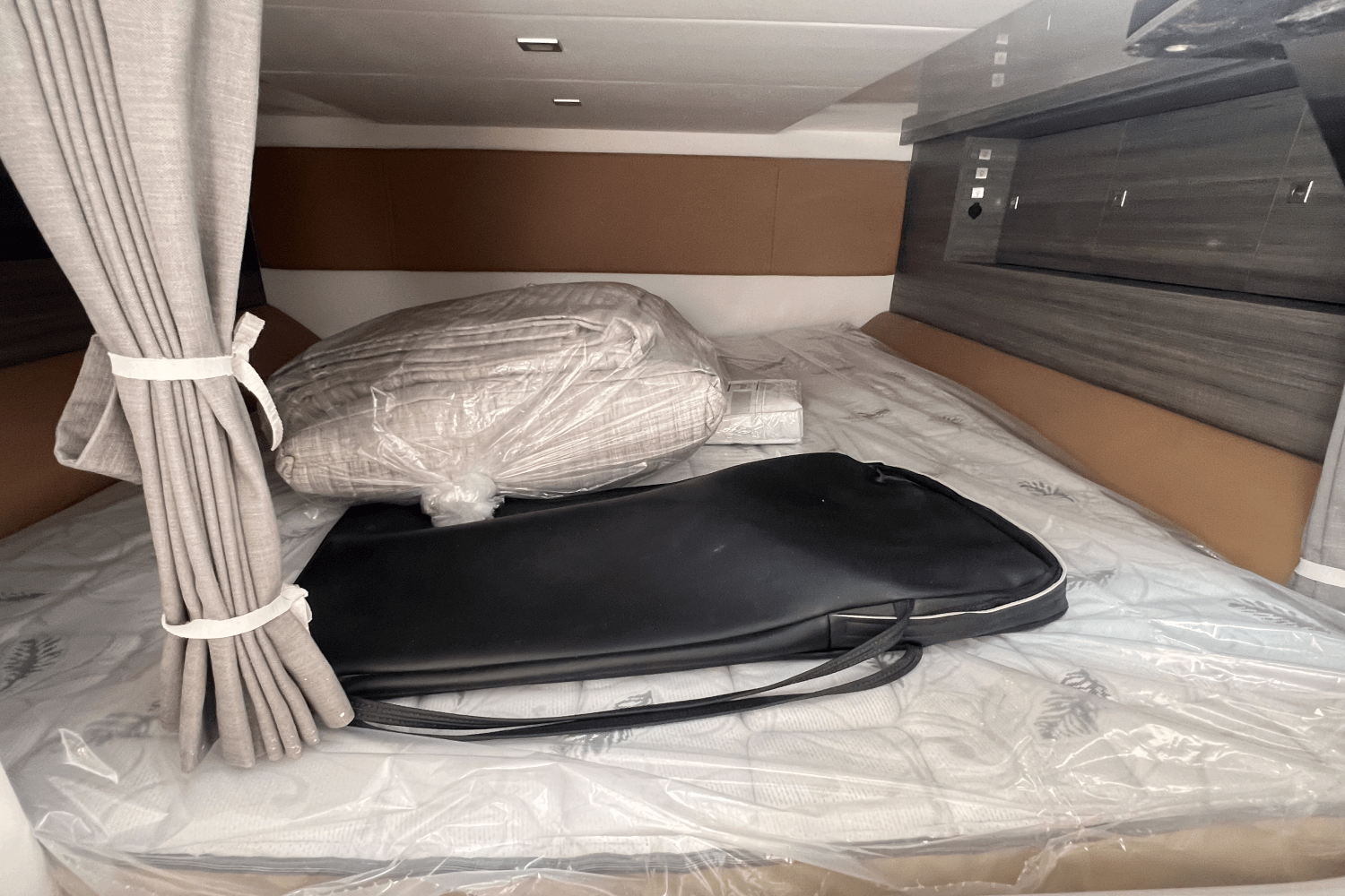 Slide: The Image of Aviara AV40 Outboard 2025 - 22