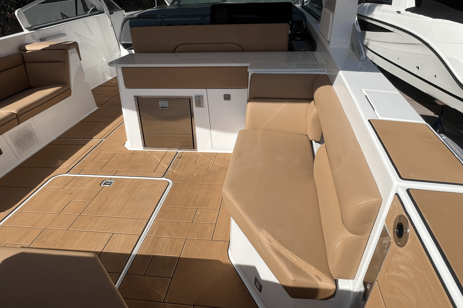 Slide: The Image of Aviara AV40 Outboard 2025 - 8