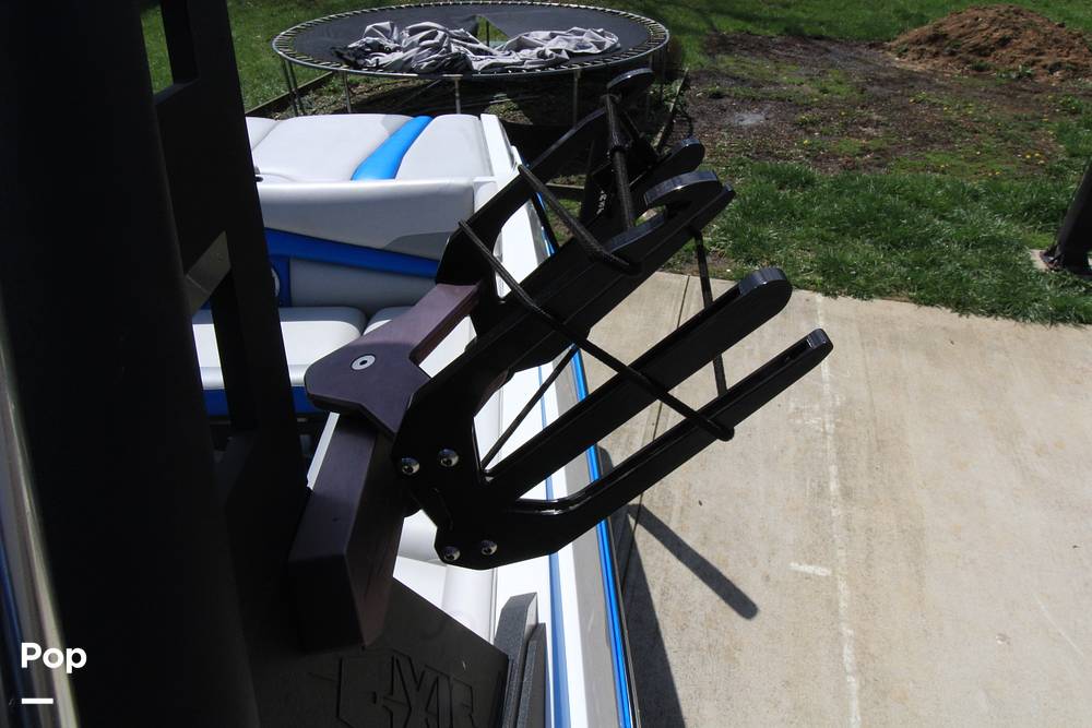 Slide: The Image of Axis A24 2017 - 15327533