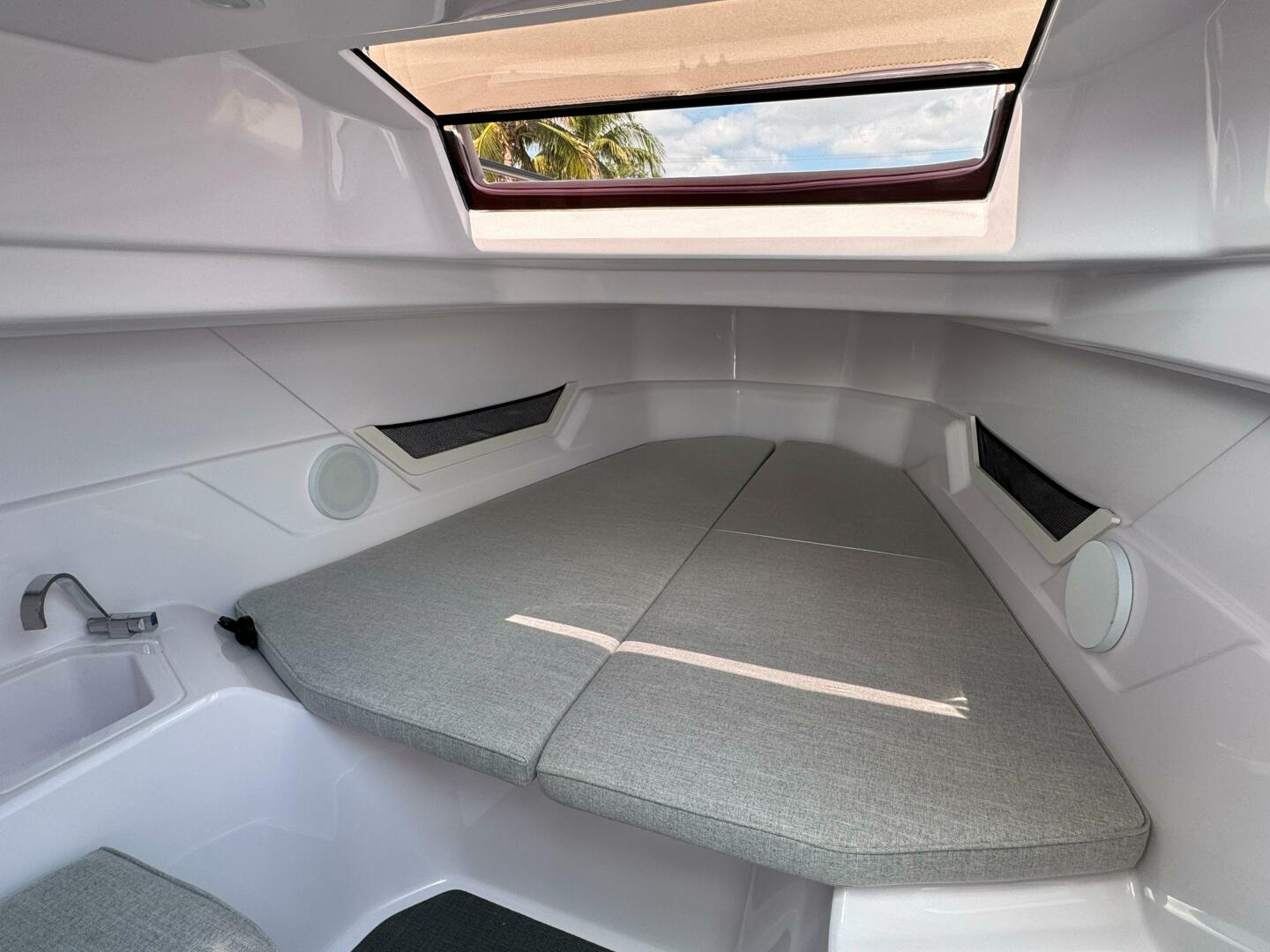 Slide: The Image of Axopar 25 Cross Top 2025 - 5324758