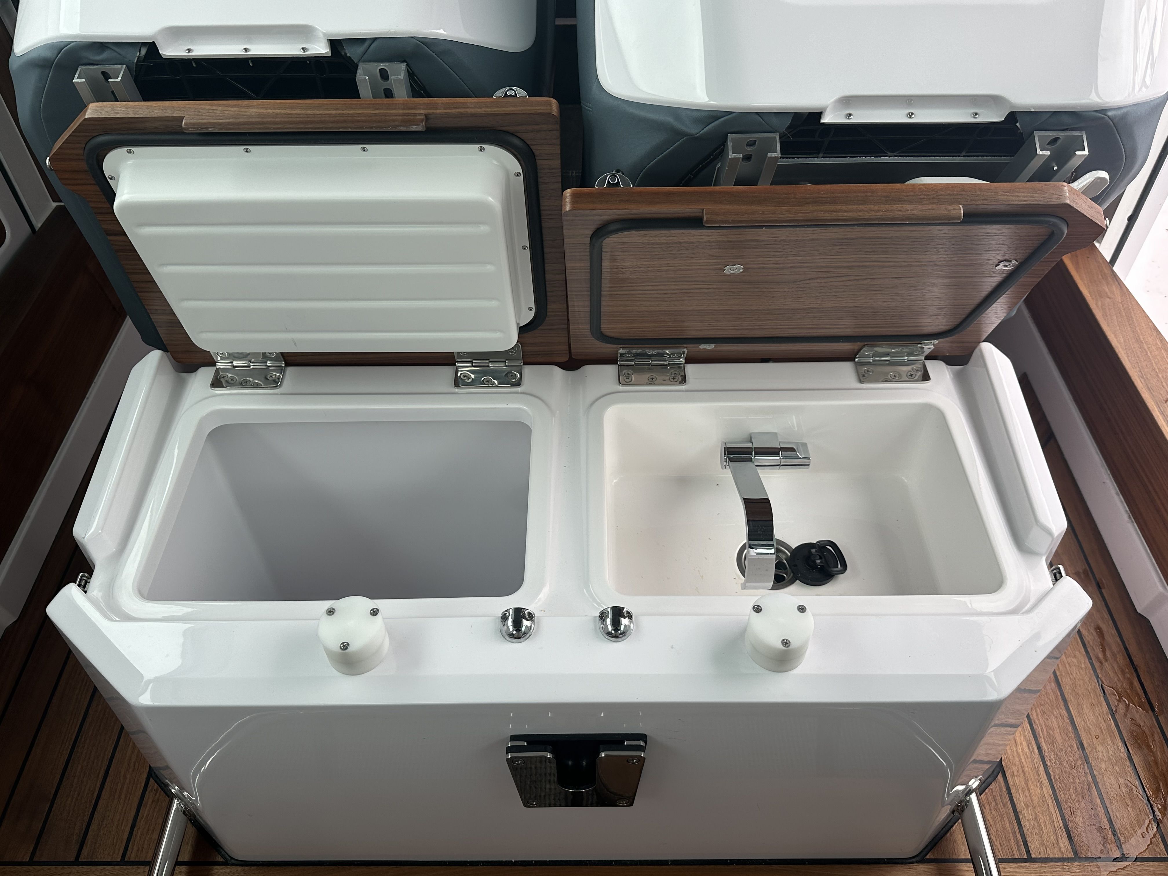 Slide: The Image of Axopar 28CABIN 2023 - 11